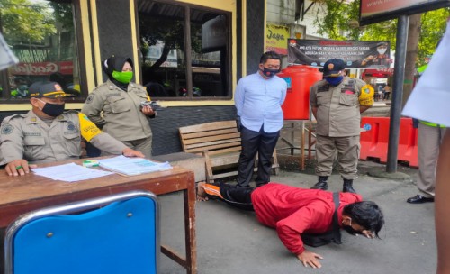 Terjaring Operasi Yustisi, Pelanggar di Jombang Dihukum Push Up