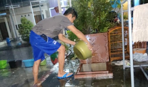 Miris, PDAM Mampet Pelanggan Tadah Hujan untuk Mandi
