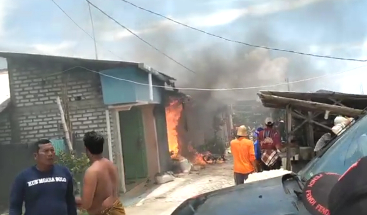 Sebuah Rumah di Gresik Terbakar, Lima Motor Hangus