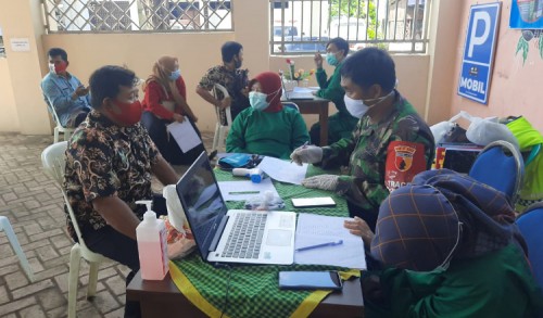 Pelayan Publik di Wilayah Kecamatan Kendit Suntik Vaksin