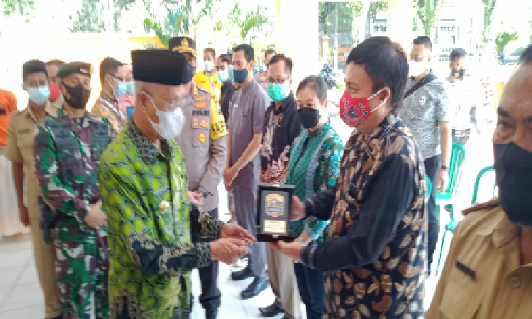 Disiplin Terapkan Protkes Covid-19, Bupati Salwa Beri Penghargaan Pengelola Restoran dan Hotel di Bondowoso