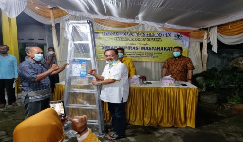 Saat Reses, Ketua Komisi III DPRD Kota Mojokerto Agus Wahjudi Utomo Berikan Tangga