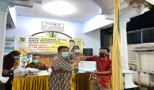 Saat Reses, Wakil Ketua DPRD Kota Mojokerto Berikan Uang Tunai 2 Juta dan Speaker Aktif