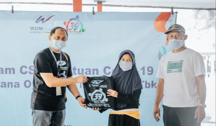 Peringati HUT ke-39, WOM Finance Ponorogo Bagikan Sembako dan Masker