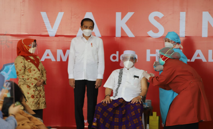 Presiden Jokowi Pantau Langsung Vaksinasi di Pendopo Kabupeten Jombang