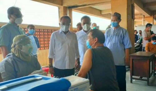 Wawali Armuji dan Wakil Ketua Komisi B Tinjau Vaksinasi di Pasar Kapasan