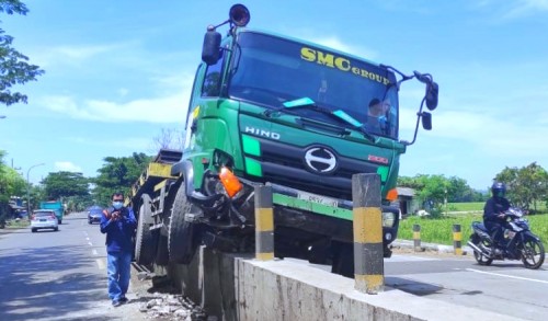 Truk Pengirim Besi ke Pertamina Tuban, Seruduk Pembatas Jalan