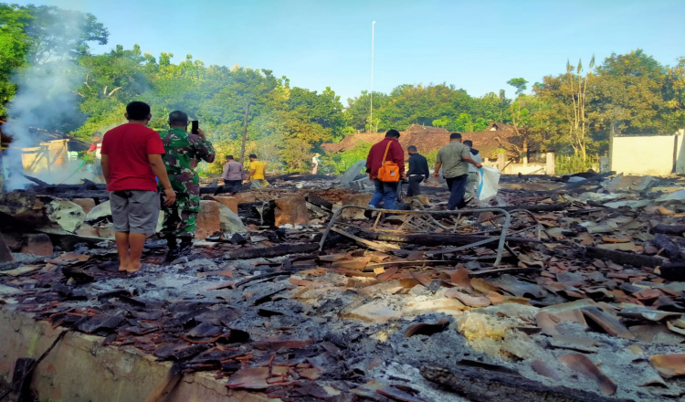 Diduga Ulah ODGJ, Rumah Milik Mantan Sekdes di Ngawi Ludes Terbakar