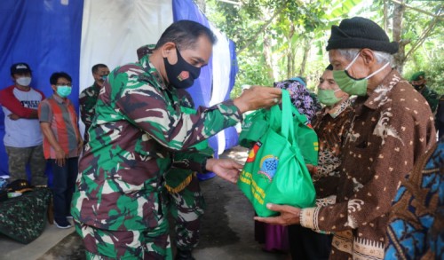 100 Paket Sembako Diberikan oleh Danrem 072 Pamungkas dalam Kunjungan di Lokasi TMMD Purworejo