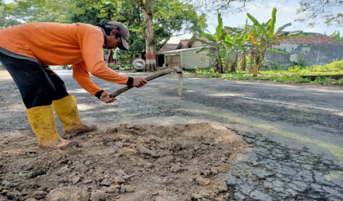 Disorot Publik, Jalan Rusak di Ngawi Mulai Diperbaiki Meskipun Tambal Sulam