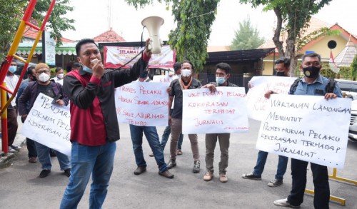 Puluhan Jurnalis Lamongan Turun Jalan, Tuntut Usut Tuntas Pelaku Kekerasan Terhadap Wartawan Surabaya