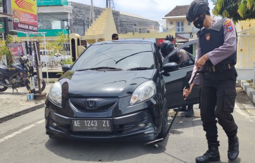 Perketat Penjagaan, Anggota Shabara  Periksa Mobil dan Sepeda Masuk ke Halaman Polres