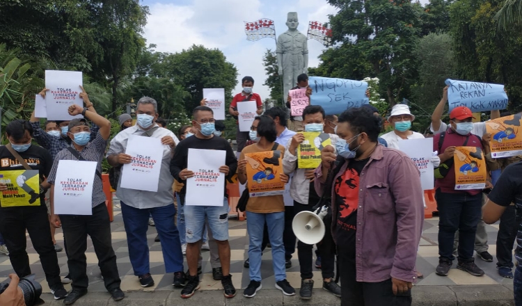 Aksi Solidaritas, Jurnalis Surabaya Kecam Tindakan Kekerasan Terhadap Wartawan Tempo