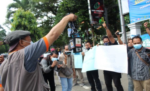 PWI Jombang Gelar Aksi Solidaritas Kecam Kriminalisasi Terhadap Jurnalis Tempo
