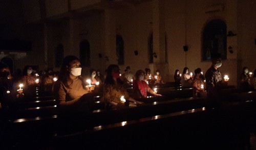Meski Pandemi, Ratusan Lilin di Gereja Katolik Santo Yusup Jember Tetap Nyala di Malam Paskah