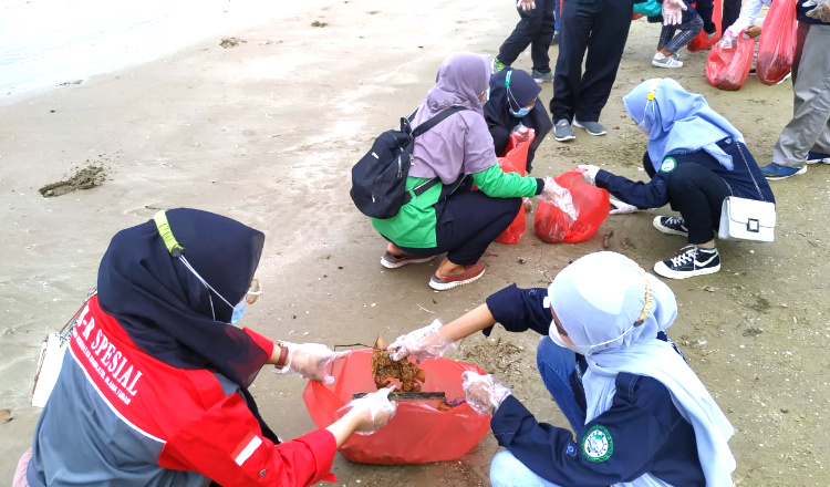 Puluhan Siswa dan Mahasiswa Angkat 30 Kantong Sampah Dari Pantai Tuban