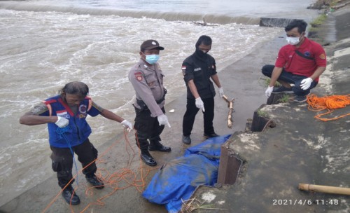 Mayat Mengapung di Sungai Brantas Ditemukan di Bendungan Myat  Plandaan Jombang