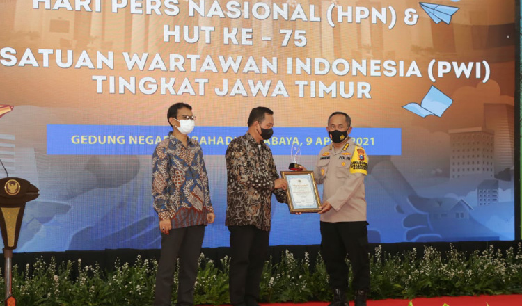 Penanganan Pandemi Covid-19 Terbaik, Kapolda Jatim Terima Special Award PWI