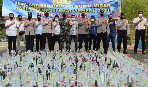 Jelang Ramadhan, Polres Pamekasan Musnahkan Ratusan Botol Miras