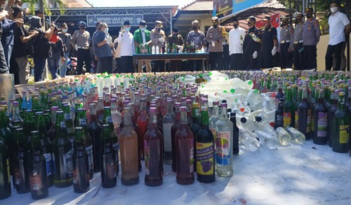 Polresta Banyuwangi Musnahkan Ribuan Botol Miras dan Puluhan Knalpot Brong di Awal Puasa