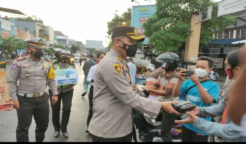 Ngabuburit, Kapolres Blitar Bagikan Takjil Gratis ke Pengguna Jalan Raya