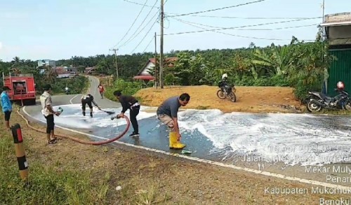 Dibantu Masyarakat, Polisi Bersihkan Solar Tumpah Dijalan Lintas Bengkulu- Padang