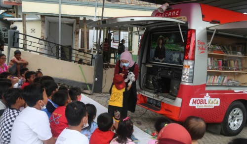 Mobil KaCa UMM Hibur Anak-anak Korban Gempa Malang