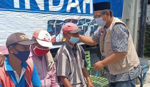 Bawaslu Ngawi Bagikan Masker ke Tukang Becak