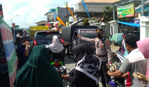 Polisi di Pamekasan Atur Lalulintas di Pasar Polowijo