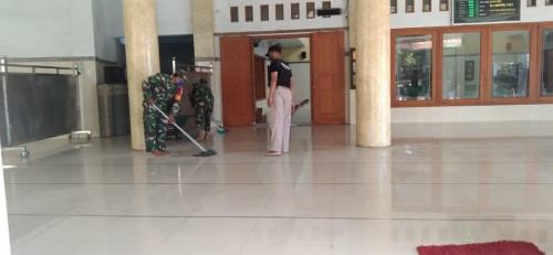 Satgas Covid-19 Kecamatan Asembagus Semprot Disinfektan di Masjid