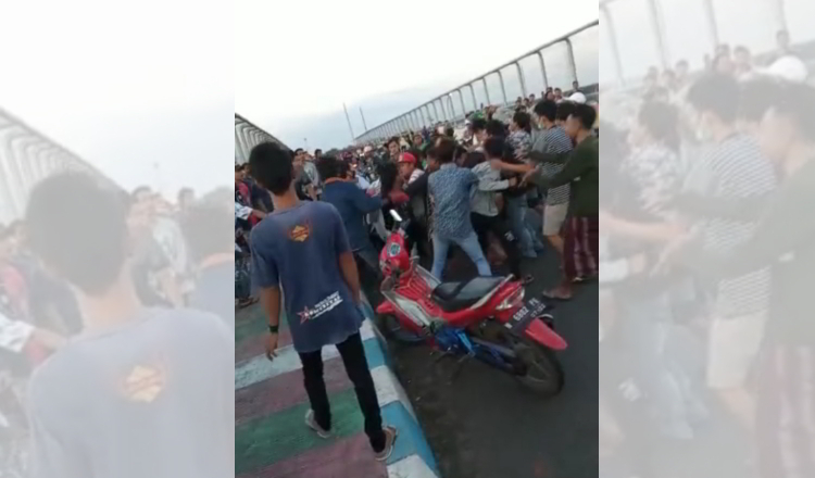 Kelompok Remaja Tawuran di Jembatan Layang Tol Paspro Saat Ngabuburit 