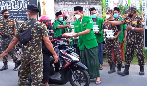 Selama Ramadan, GP Ansor Palang Tuban Bagi-bagi 100 Paket Takjil Gratis 