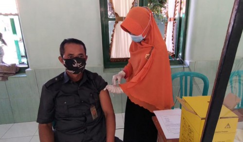 Purnawirawan TNI AD dan Warakawuri Terima Vaksinasi Covid-19 Pertama