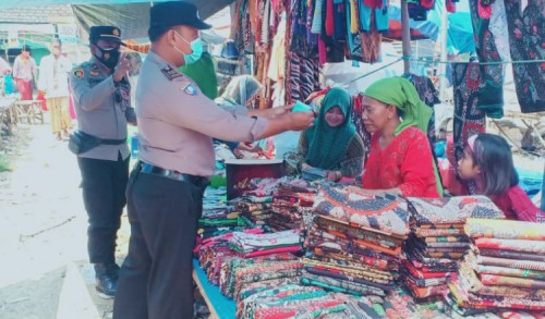 Cegah Covid-19, Polisi di Pamekasan Terus Bagikan Masker