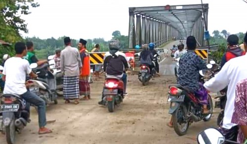 Enam Bulan Rusak, Jembatan Penghubung Tuban-Bojonegoro Belum Ada Perbaikan