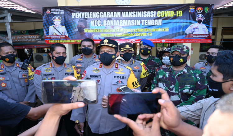 Kapolda Kalsel Tinjau Vaksiasi Massal di Banjarmasin