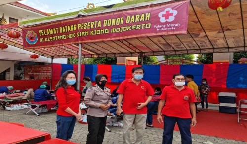 Klenteng Hok Sian Kiong Mojokerto Berikan 150 Paket Sembako Agar Masyarakat Bisa Donor di PMI