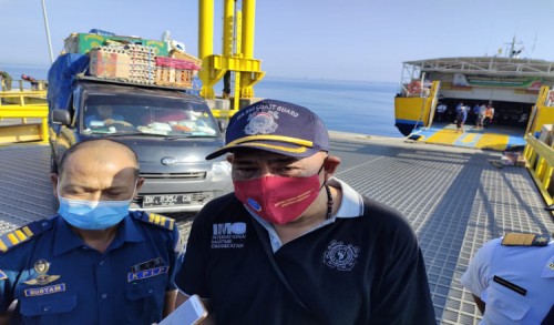 Pastikan Kapal Ferry Aman, Kepala KSOP Panarukan Cek Kelayakan Kapal