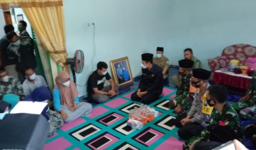 Isak Tangis Selimuti Keluarga Korban KRI Nanggala-402 di Lamongan