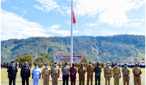 Apel Gelar Pasukan, Puncak Jaya Kibarkan Bendera Setengah Tiang