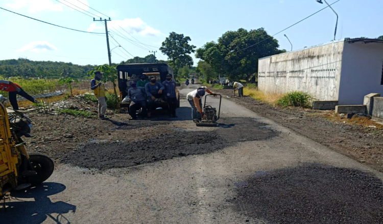 Jalan Rusak Akibat Aktivitas Tambang di Banyuwangi Mulai Diperbaiki