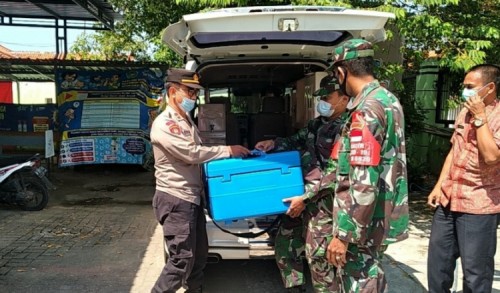 TNI Polri di Pamekasan Kawal Distribusi Vaksin Covid-19 Tahap 4