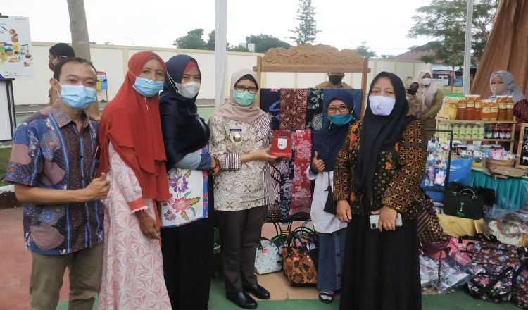 Bupati Rini Ajak ASN Ayo Bela Beli Produk Blitar di Kegiatan Kampung Ramadhan