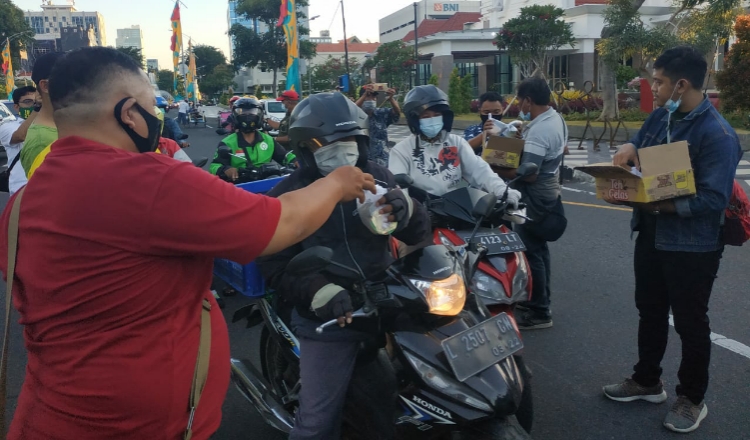 Pokja Wartawan DPRD Surabaya Bagi-bagi Takjil, Sampaikan Pesan Saling Berbagi