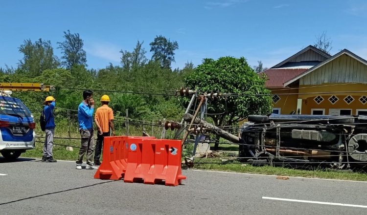 Toyota Inova Seruduk Tiang Listrik di Mukomuko Hingga Roboh