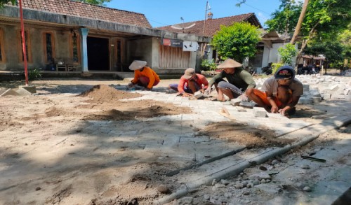 Konsisten Bangun Desa, Kades Perempuan Asal Ngawi Fokus pada Infrastruktur Jalan