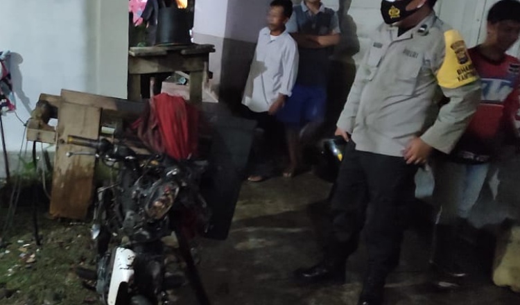 Disambar Kembang Api, Sepeda Motor Warga Mukomuko Hangus Terbakar
