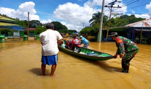 Warga Binaan Terdampak Banjir, Babinsa Koramil 0909-03/Muara Wahau Turun Tangan Bantu Evakuasi