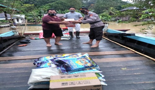 Polsek Muara Wahau Distribusikan 315 Paket Sembako, Sasar 6 Desa Terdampak Banjir