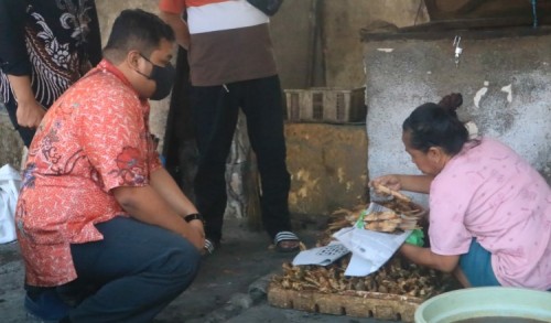 Politisi PDIP Surabaya Jumpai Pengrajin Ikan Asap di Kampung Nelayan Morokrembangan